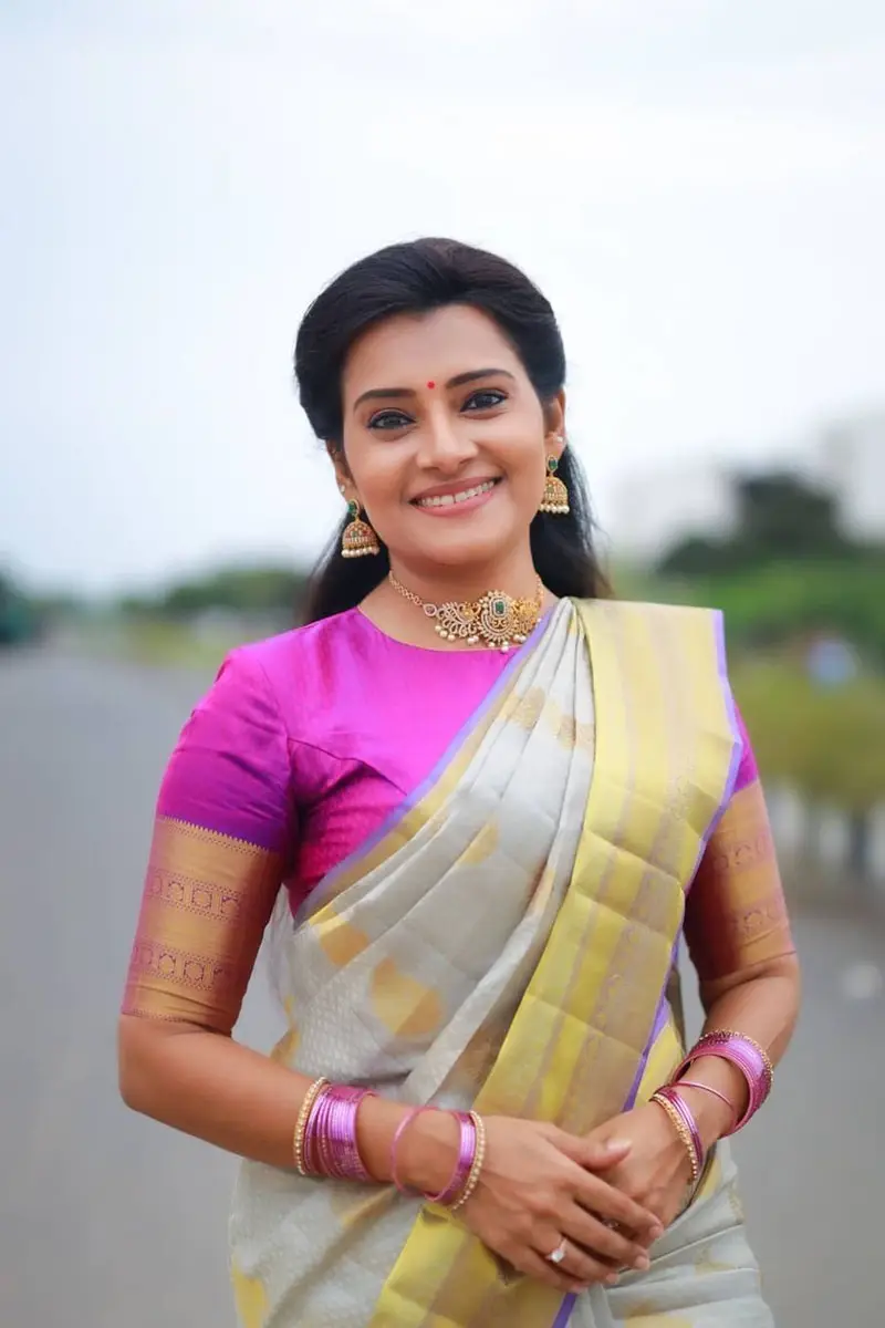 Tamil TV Actress Sruthi Raj Photos In Blue Saree Pink Blouse